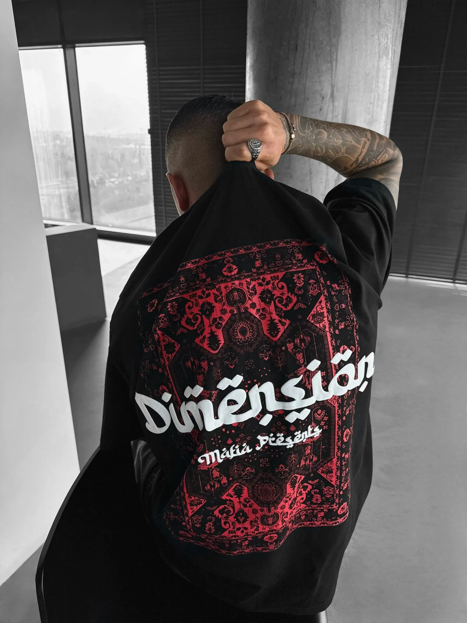 Oversize Dimenson T-shirt - Black and Red
